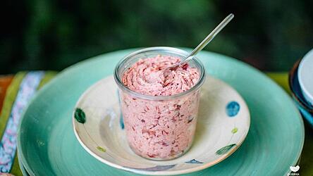 Die fruchtige Dirndl-Butter lässt sich gut aufbewahren und einfrieren.