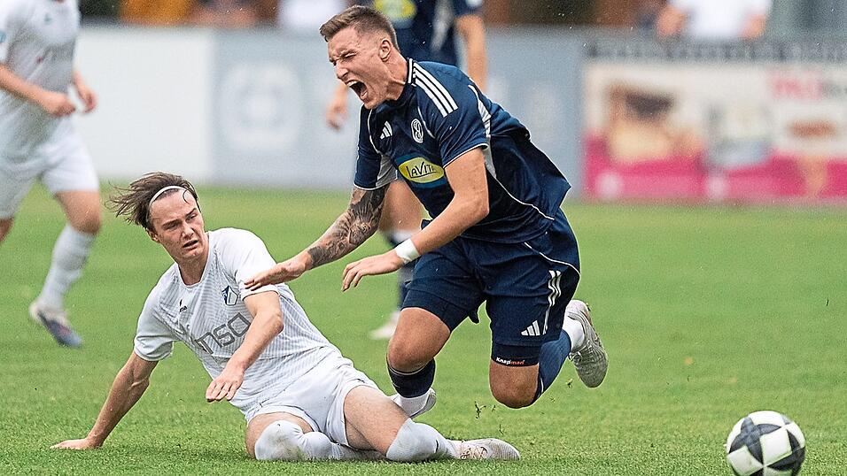 Schmerzhafter Nachmittag: Beim FC Ismaning erwischte die „Spiele“ nicht gerade ihren besten Tag und wurde - wie in dieser Szene der Landshuter Verteidiger Yannick Justvan (rechts) - etwas unsanft ausgebremst. Schmerzhafter Nachmittag: Beim FC Ismaning erwischte die „Spiele“ nicht gerade ihren besten Tag und wurde - wie in dieser Szene der Landshuter Verteidiger Yannick Justvan (rechts) - etwas unsanft ausgebremst.
