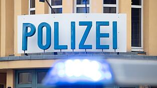 Ein Einsatzwagen der Polizei steht vor einer Dienststelle. Ein Einsatzwagen der Polizei steht vor einer Dienststelle.