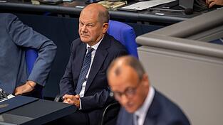 Für Olaf Scholz (hinten) und seinen gekürten Widerpart Friedrich Merz brechen nun entscheidende Monate an.