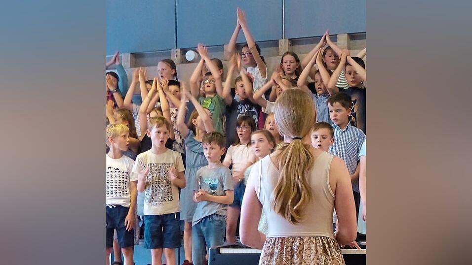 F&uuml;r ein volles Pfarrheim und begeisterte Zuh&ouml;rer sorgte k&uuml;rzlich das Sommerkonzert des Chors &bdquo;Astwerk-Spatzen&ldquo;.