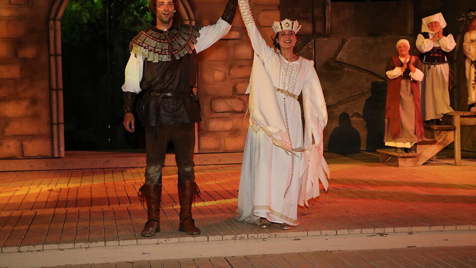 Eindr&uuml;cke von der Gruppe 'blau', die am Freitagabend die Drachenstich-Premiere gespielt hat.