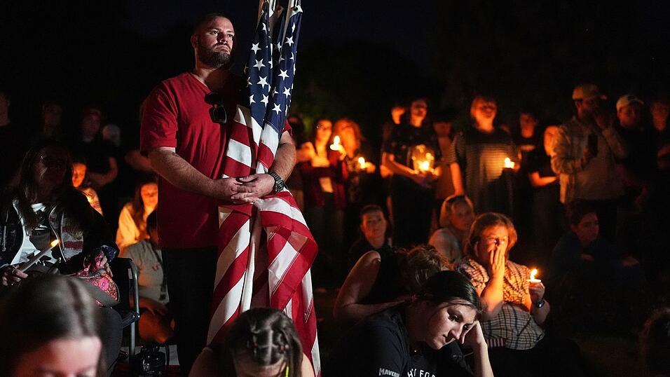 Für Teile seiner Anhängerschaft wurde Kirk mit dem Attentat zum Märtyrer. Für Teile seiner Anhängerschaft wurde Kirk mit dem Attentat zum Märtyrer.
