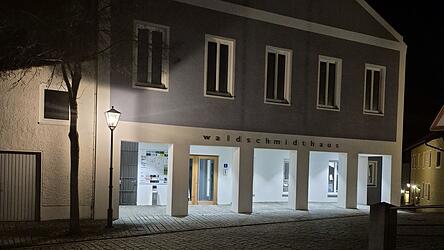 Die Winterzeit hat begonnen und die Eschlkamer Marktr&auml;te trafen sich im n&auml;chtlich beleuchteten Rathaus zur Novembersitzung.