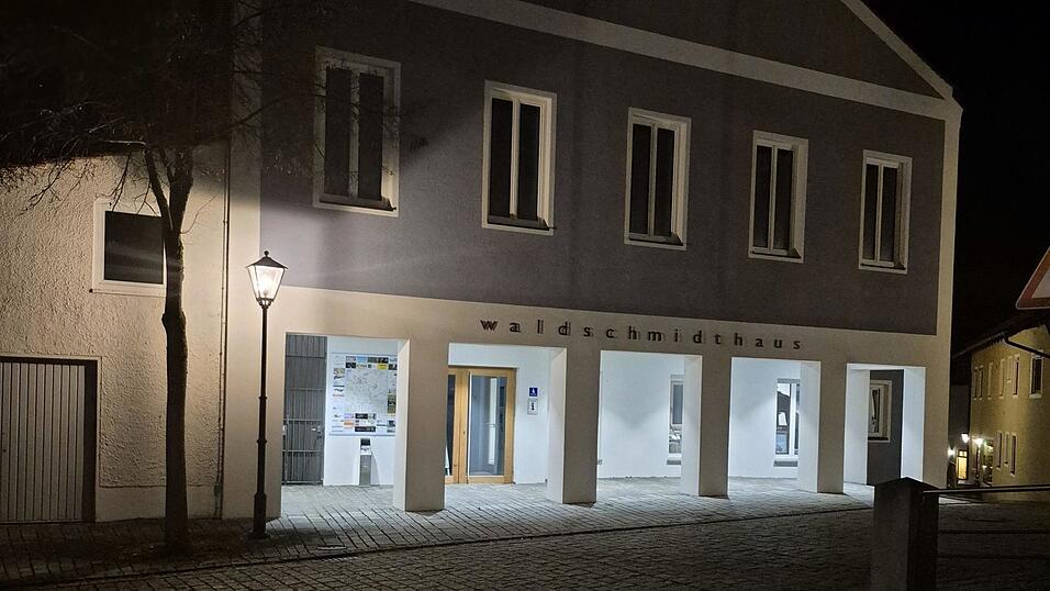 Die Winterzeit hat begonnen und die Eschlkamer Marktr&auml;te trafen sich im n&auml;chtlich beleuchteten Rathaus zur Novembersitzung.