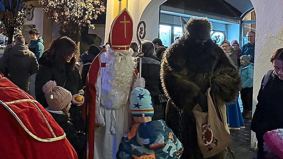 Die Kinder umringten vor der Viechtacher Stadtpfarrkirche&nbsp;die Kolping-Nikol&auml;use