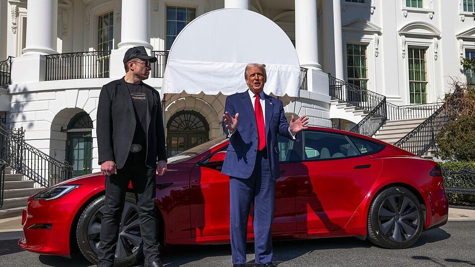 Selbst US-Pr&auml;sident Trump (r) kaufte Tesla-Chef Musk ein Model S medienwirksam ab. (Archivbild)