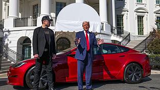 Selbst US-Pr&auml;sident Trump (r) kaufte Tesla-Chef Musk ein Model S medienwirksam ab. (Archivbild)