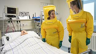 In Schutzanz&uuml;gen arbeiten die &Auml;rzte auf der Sonderisolierstation am Patienten - hier eine Puppe.