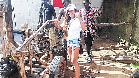 Sandra Meindl war nicht nur 'zu Besuch' in Afrika, sondern tauchte w&auml;hrend ihrer Brunnenbau-Aktion direkt ins Dorfleben ein. Schlie&szlig;lich der Erfolg auf ganzer Linie: Eine wasserf&uuml;hrende Schicht ist gefunden und der Brunnen konnte installiert werden.