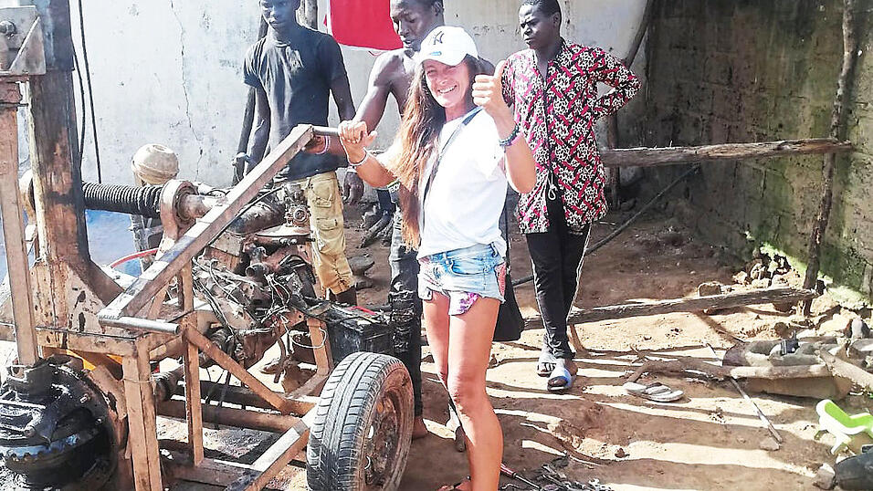 Sandra Meindl war nicht nur 'zu Besuch' in Afrika, sondern tauchte während ihrer Brunnenbau-Aktion direkt ins Dorfleben ein. Schließlich der Erfolg auf ganzer Linie: Eine wasserführende Schicht ist gefunden und der Brunnen konnte installiert werden. Sandra Meindl war nicht nur 'zu Besuch' in Afrika, sondern tauchte während ihrer Brunnenbau-Aktion direkt ins Dorfleben ein. Schließlich der Erfolg auf ganzer Linie: Eine wasserführende Schicht ist gefunden und der Brunnen konnte installiert werden.