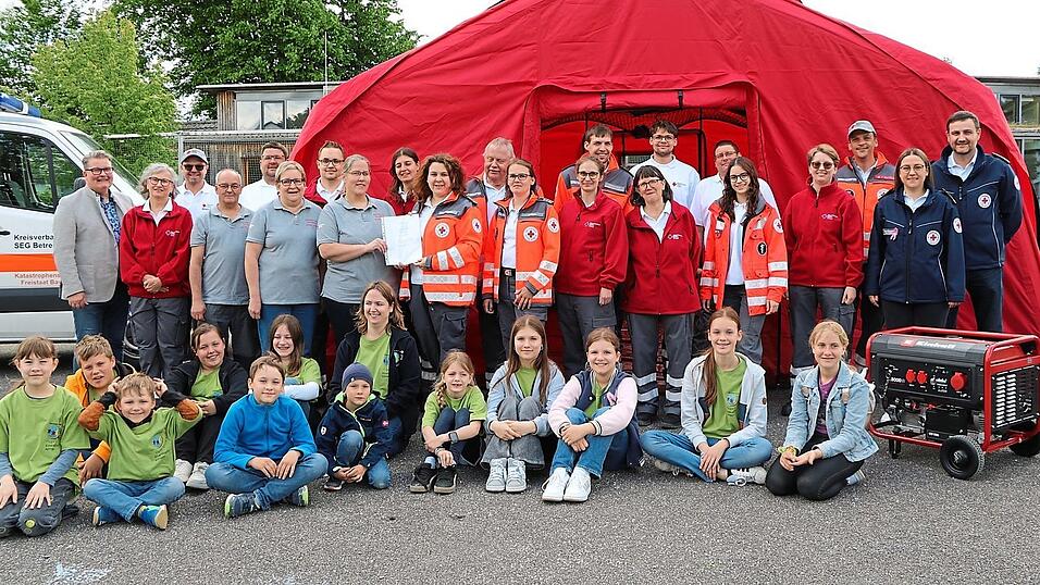 Zur Übergabe kamen Förderverein, Bereitschaft, Bürgermeister Dieter Neubauer und Kreisbereitschaftsleiter Florian Sommerer zusammen. Zur Übergabe kamen Förderverein, Bereitschaft, Bürgermeister Dieter Neubauer und Kreisbereitschaftsleiter Florian Sommerer zusammen.