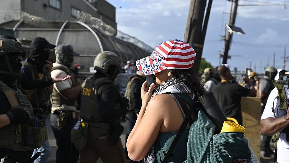 Menschen protestieren vor dem Abschiebezentrun in Newark im US-Bundestaat New Jersey. Menschen protestieren vor dem Abschiebezentrun in Newark im US-Bundestaat New Jersey.