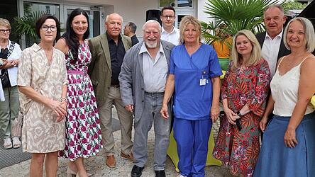 Sie lächeln trotz schwieriger Monate: Bürgermeisterin Karoline Fritz-Ertlmaier (2.v.l.) mit weiteren Mitgliedern des Fördervereins und Unterstützern des Krankenhauses, Heinrich Roßmann (4.v.l.), ärztlicher Direktor des Krankenhauses von 1977 bis 2006, die Betriebsrätinnen Angelika Lorenz (4.v.r.) und Katja Resch (rechts), die Standortleiterin des Krankenhauses Karin Nadler (3.v.r.) und Landrat Christian Nerb (2.v.r.). Sie lächeln trotz schwieriger Monate: Bürgermeisterin Karoline Fritz-Ertlmaier (2.v.l.) mit weiteren Mitgliedern des Fördervereins und Unterstützern des Krankenhauses, Heinrich Roßmann (4.v.l.), ärztlicher Direktor des Krankenhauses von 1977 bis 2006, die Betriebsrätinnen Angelika Lorenz (4.v.r.) und Katja Resch (rechts), die Standortleiterin des Krankenhauses Karin Nadler (3.v.r.) und Landrat Christian Nerb (2.v.r.).