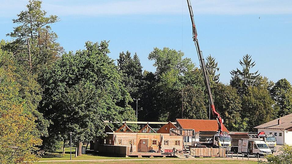 Mit einem Kran werden die Holzteile abgehoben, sortiert und verladen. Mit einem Kran werden die Holzteile abgehoben, sortiert und verladen.