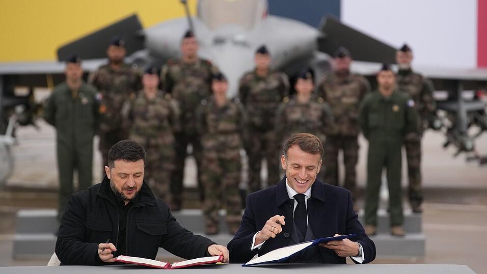 Selenskyj und Macron unterzeichneten eine Absichtserklärung zum Kauf von bis zu 100 Rafale-Jets durch Kiew. Selenskyj und Macron unterzeichneten eine Absichtserklärung zum Kauf von bis zu 100 Rafale-Jets durch Kiew.