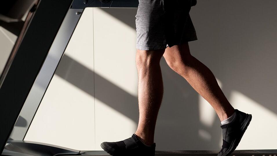 Nach dem Fund einer vermeintlichen Schusswaffe in einem Münchner Fitnessstudio ermittelt die Polizei gegen einen 21-Jährigen. (Symbolbild) Nach dem Fund einer vermeintlichen Schusswaffe in einem Münchner Fitnessstudio ermittelt die Polizei gegen einen 21-Jährigen. (Symbolbild)