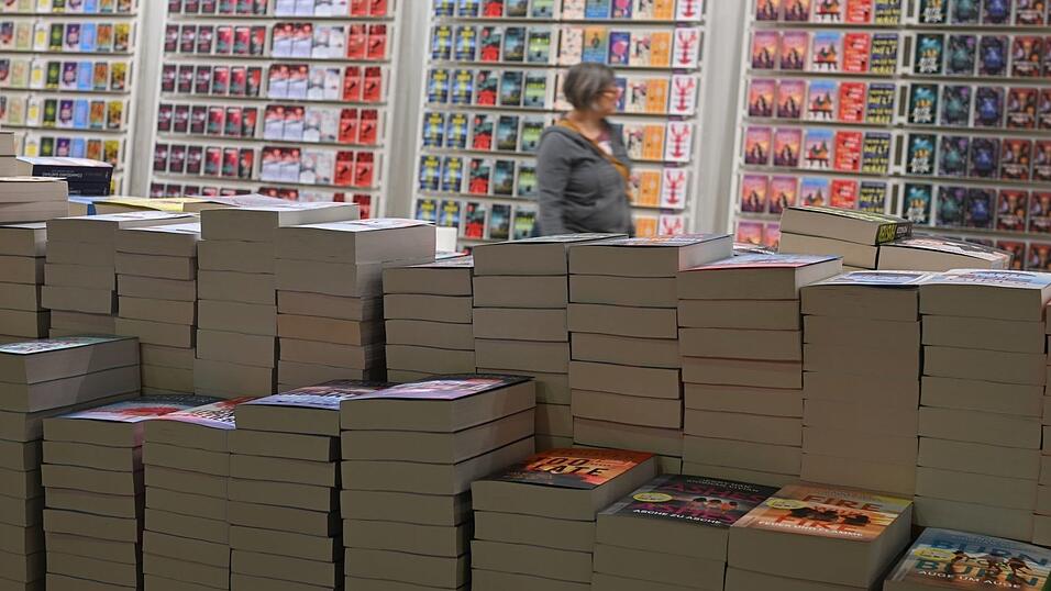 B&uuml;cher, so weit das Auge reicht: dtv-Messestand bei der Frankfurter Buchmesse 2025. (Archivbild)