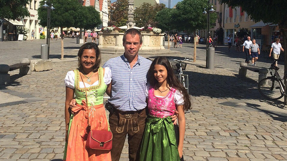 Der 48-j&auml;hrige Stefan Pellkofer mit seiner Frau Victoria und Tochter Natalie bei ihrem Besuch des G&auml;ubodenvolksfestes vor wenigen Wochen. (Fotos: privat)