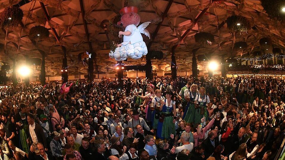 Besonders emotional wird der letzte Oktoberfest-Abend gefeiert. (Archivbild) Besonders emotional wird der letzte Oktoberfest-Abend gefeiert. (Archivbild)