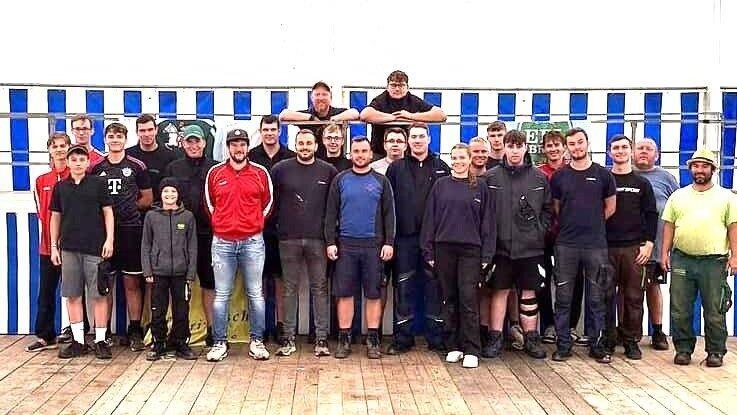 Am Montag wurde am Festplatz von diesen Sportlern des TSV Aufhausen und den Gemeindearbeitern das rund 2 000 Personen fassende Festzelt aufgestellt.