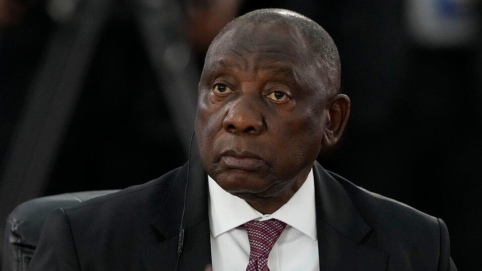 Ramaphosa richtet eine Kommission ein, die die Vorwürfe gegen den Polizeiminister untersuchen soll.