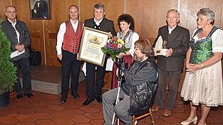 Das Führungsteam des Waldschmidt-Vereins mit Grafiker Herbert Franke übergab den Waldschmidt-Preis an Josef „Bäff“ Piendl, mit Laudator Bene Weber (2.v.l.) und Vroni Piendl (4.v.l.).