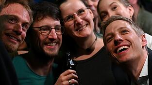 Dominik Krause nach seinem Wahlsieg auf der Party der Gr&uuml;nen.