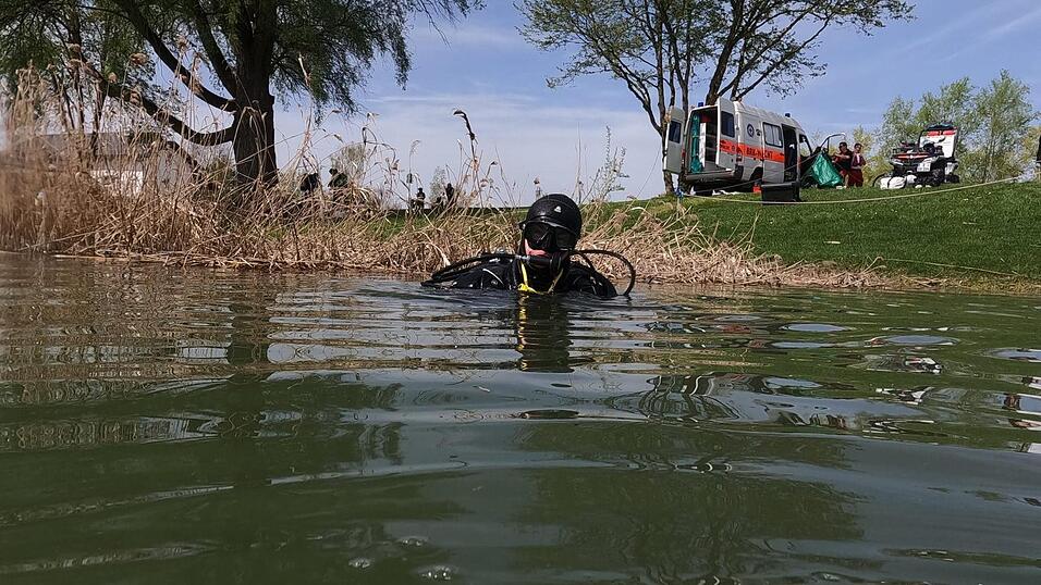 Ein Taucher der Wasserwacht im Mossandlweiher. Das Foto stammt von einer &Uuml;bung, die in der N&auml;he des Ungl&uuml;cksortes abgehalten wurde.