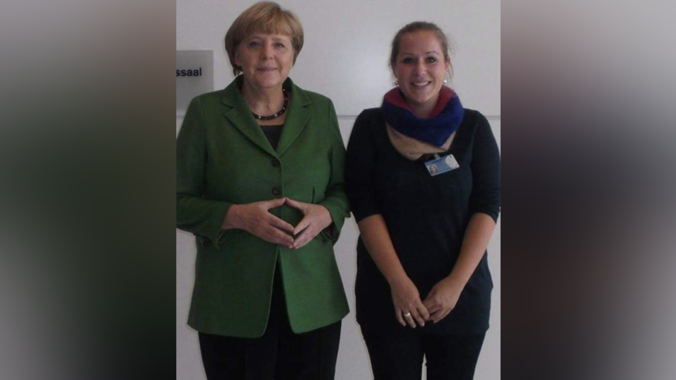Redakteurin Rosemarie Vielreicher bei mit der damaligen Kanzlerin Angela Merkel Redakteurin Rosemarie Vielreicher bei mit der damaligen Kanzlerin Angela Merkel