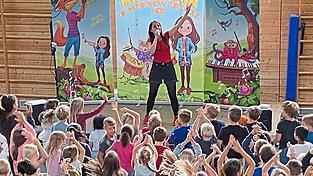 „Musikarin“ brachte ordentlich Stimmung in die Turnhalle.