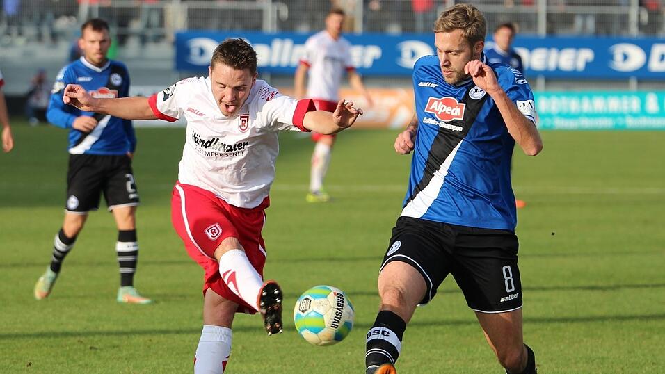 Der SSV Jahn Regensburg unterlag zum Einstand des neuen Cheftrainers Christian Brand gegen Arminia Bielefeld mit 0:1. (Foto: Fabian Ro&szlig;mann)