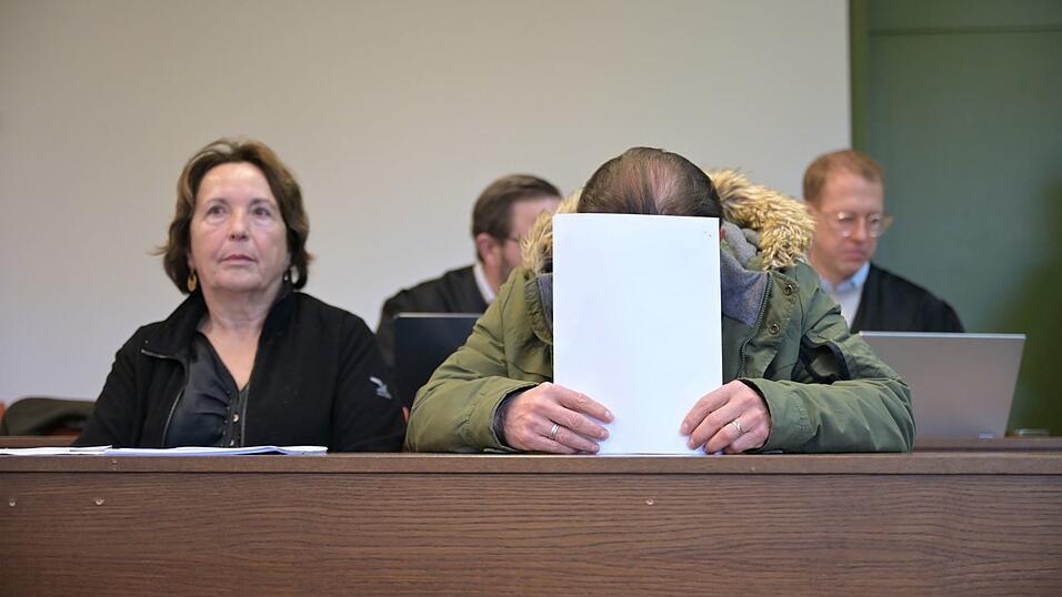 Vor dem Landgericht M&uuml;nchen ist ein 60-J&auml;hriger (r.) unter anderem wegen schweren Bandendiebstahls von teuren Uhren und Gold angeklagt.