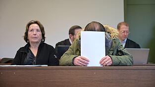 Vor dem Landgericht M&uuml;nchen ist ein 60-J&auml;hriger (r.) unter anderem wegen schweren Bandendiebstahls von teuren Uhren und Gold angeklagt.