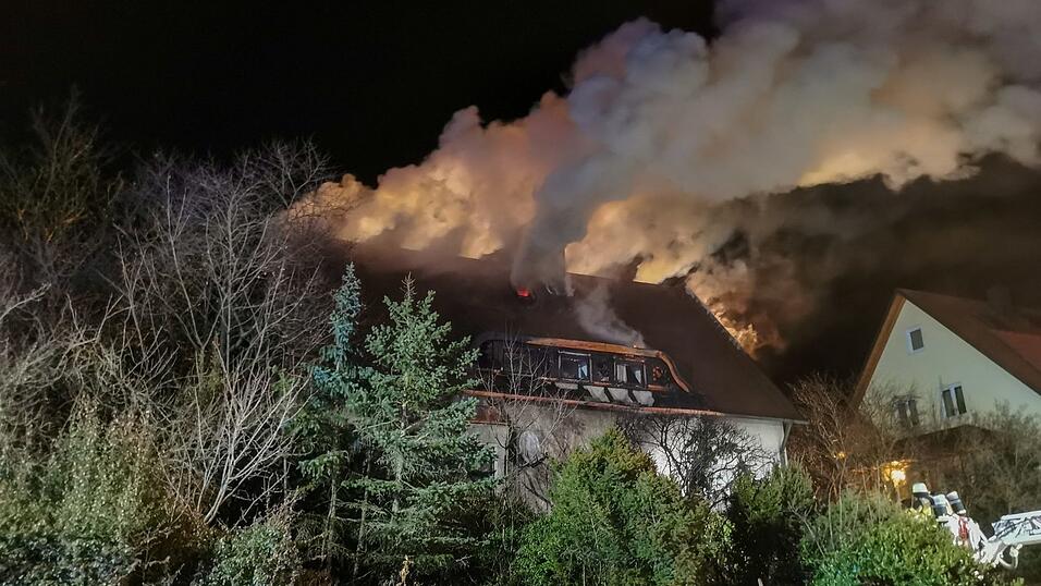 Feuerwehreinsatz in der Nacht von Donnerstag auf Freitag in Burglengenfeld. Dort stand der Dachstuhl eines Einfamilienhauses in Flammen.