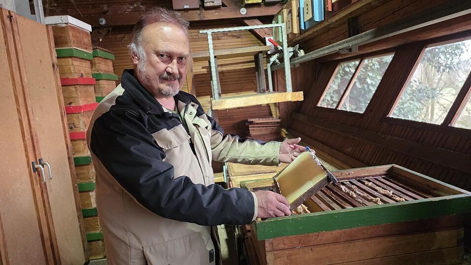 Die Leidenschaft fürs Imkern hat Jürgen Pompe von seinem Ur- und Großvater geerbt. Seit gut 40 Jahren ist der anerkannte Reinzüchter aktiv. Die Leidenschaft fürs Imkern hat Jürgen Pompe von seinem Ur- und Großvater geerbt. Seit gut 40 Jahren ist der anerkannte Reinzüchter aktiv.
