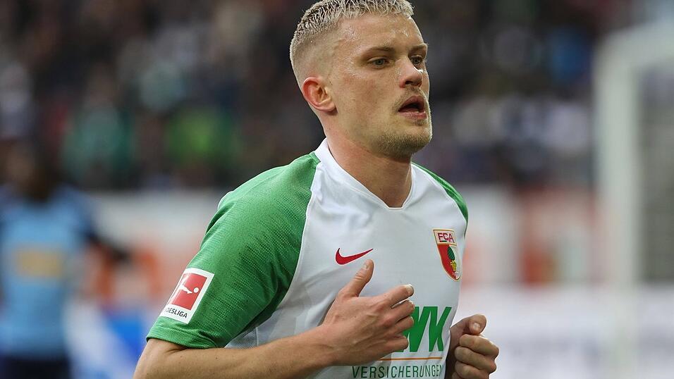 Sohn Philipp Max spielte im Nachwuchs für 1860, den FC Bayern und Schalke 04. Über den Karlsruher SC ging es zum FC Augsburg, wo er heute Stammspieler ist und auch bereits 140 Bundesliga-Partien bestritten hat. Sohn Philipp Max spielte im Nachwuchs für 1860, den FC Bayern und Schalke 04. Über den Karlsruher SC ging es zum FC Augsburg, wo er heute Stammspieler ist und auch bereits 140 Bundesliga-Partien bestritten hat.