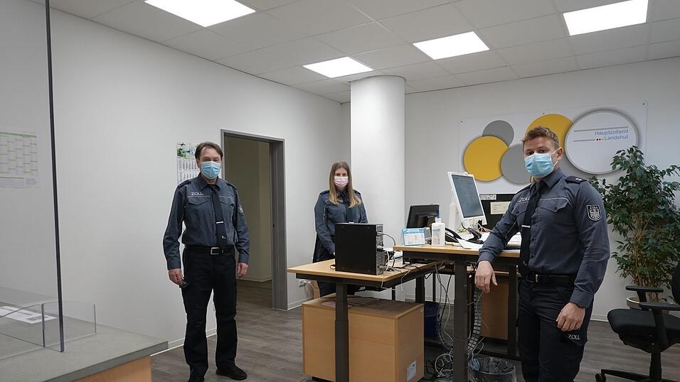 Z&ouml;llner der Mobilen Abfertigungsgruppe/Postpaketabfertigung.