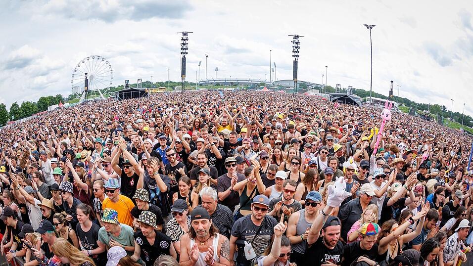 Vorne Musik, hinten Riesenrad: Bei Festivals erwarten die Fans mittlerweile mehr als Band-Auftritte. (Archivbild) Vorne Musik, hinten Riesenrad: Bei Festivals erwarten die Fans mittlerweile mehr als Band-Auftritte. (Archivbild)