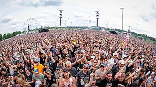 Vorne Musik, hinten Riesenrad: Bei Festivals erwarten die Fans mittlerweile mehr als Band-Auftritte. (Archivbild)