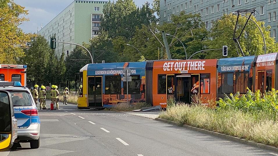 Nach einem Zusammenstoß mit einem Reisebus entgleist eine Tram. Nach einem Zusammenstoß mit einem Reisebus entgleist eine Tram.