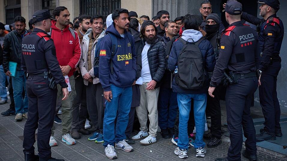 Vor den Konsulaten bilden sich lange Warteschlangen, weil irreguläre Migranten Nachweise beschaffen müssen, um von dem Angebot der spanischen Regierung zu profitieren. (Archivbild) Vor den Konsulaten bilden sich lange Warteschlangen, weil irreguläre Migranten Nachweise beschaffen müssen, um von dem Angebot der spanischen Regierung zu profitieren. (Archivbild)