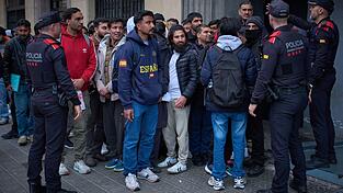 Vor den Konsulaten bilden sich lange Warteschlangen, weil irregul&auml;re Migranten Nachweise beschaffen m&uuml;ssen, um von dem Angebot der spanischen Regierung zu profitieren. (Archivbild)