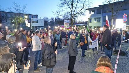 Im Lichterschein der Handys sangen die Demonstranten die Deutschlandhymne.