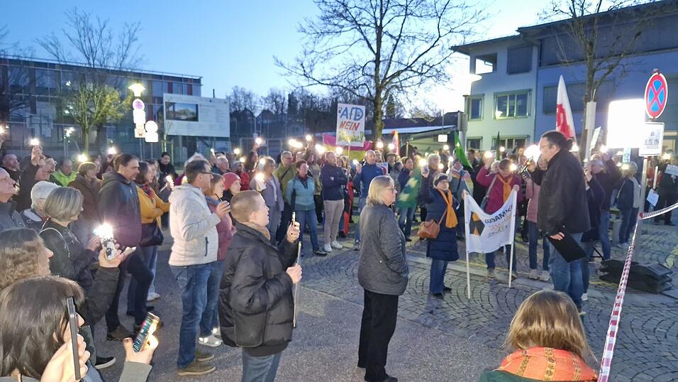 Im Lichterschein der Handys sangen die Demonstranten die Deutschlandhymne.