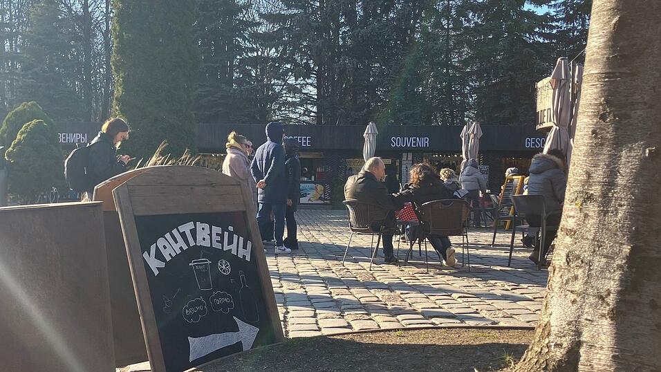 Am Dom trinken Besucher Kant-Wein. (Archivbild) Am Dom trinken Besucher Kant-Wein. (Archivbild)