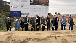 Die Verantwortlichen von Politik, aus Hafen Straubing-Sand und vom Fraunhofer IGB beim Spatenstich für das neue Forschungsgebäude (von links): Architekt Andreas Kopp, Architektin Christina Böhm, Andreas Löffert (Hafen Straubing-Sand), Adalbert Hösl, Bürgermeister von Aiterhofen, Dr. Arne Roth (IGB), Landrat Tobias Beck, Staatsminister Hubert Aiwanger, Dr. Michael Hofer, Leiter des Fraunhofer-Standorts Straubing, Dr. Volker Sieber (TUM, IGB), Oberbürgermeister Markus Pannermayr, MdL Josef Zellmeier, Thomas Ramrath, Direktor Forschungsinfrastrukturen und Klimamanagement, Zentrale der Fraunhofer-Gesellschaft. Die Verantwortlichen von Politik, aus Hafen Straubing-Sand und vom Fraunhofer IGB beim Spatenstich für das neue Forschungsgebäude (von links): Architekt Andreas Kopp, Architektin Christina Böhm, Andreas Löffert (Hafen Straubing-Sand), Adalbert Hösl, Bürgermeister von Aiterhofen, Dr. Arne Roth (IGB), Landrat Tobias Beck, Staatsminister Hubert Aiwanger, Dr. Michael Hofer, Leiter des Fraunhofer-Standorts Straubing, Dr. Volker Sieber (TUM, IGB), Oberbürgermeister Markus Pannermayr, MdL Josef Zellmeier, Thomas Ramrath, Direktor Forschungsinfrastrukturen und Klimamanagement, Zentrale der Fraunhofer-Gesellschaft.