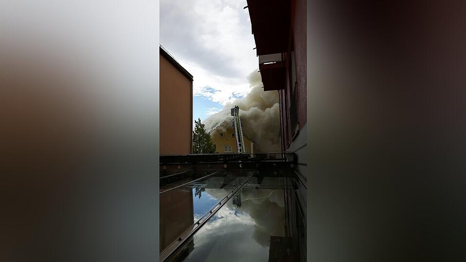 Feuerwehreinsatz in Rottenburg: In der Landshuter Stra&szlig;e ging der Dachstuhl eines Hauses in Flammen auf.