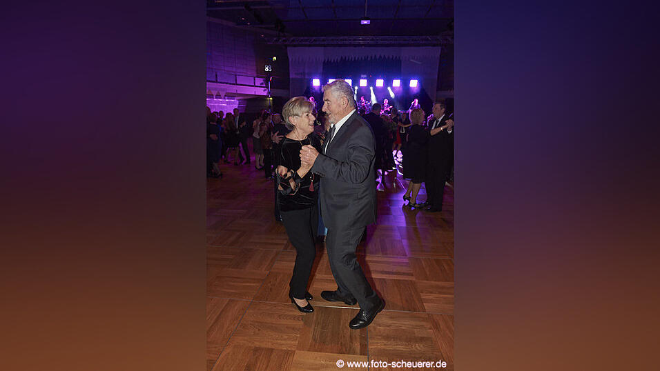 Die Metzgerzunft hat am Samstagabend in die Joseph-von-Fraunhofer-Halle eingeladen. Die Metzgerzunft hat am Samstagabend in die Joseph-von-Fraunhofer-Halle eingeladen.