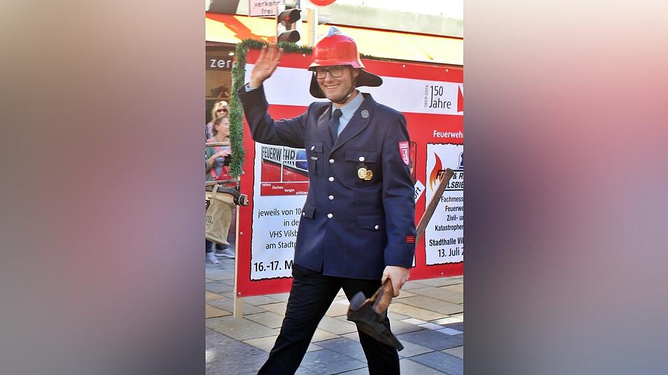 Viele Besucher verfolgten am Sonntag den Umzug auf dem Vilsbiburger Stadtplatz. Viele Besucher verfolgten am Sonntag den Umzug auf dem Vilsbiburger Stadtplatz.